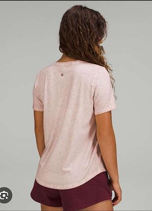 Женская спортивная футболка lululemon.