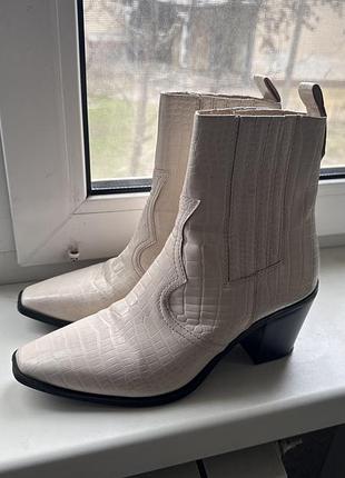 Стильные ботинки казаки stradivarius