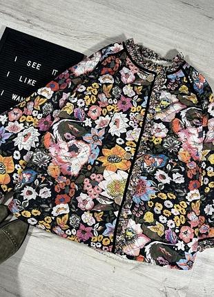 Яркая стеганая куртка на меху в цветочный принт