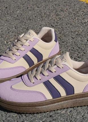 Красивые фиолетовый кроссовки