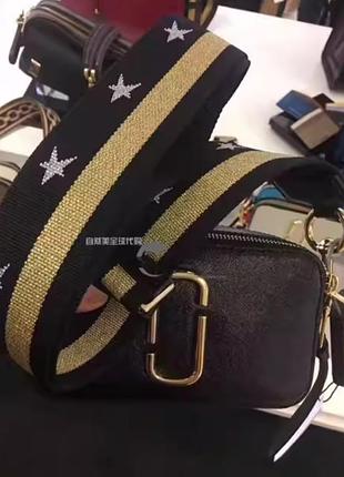 Сумка marc jacobs виготовлена в стилі крос-боді із широким ременем
