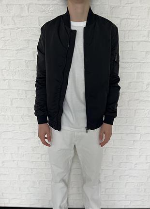 Чоловічий бомбер zara