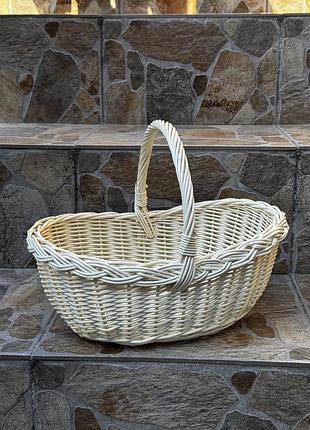 Кошик. кошик з лози. великодній кошик. великдень. великодній декор