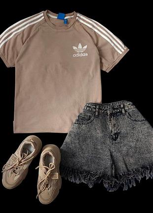 Футболка adidas бежевого кольору