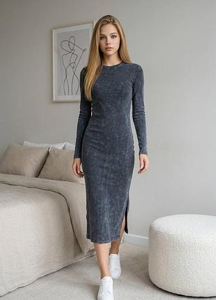 Длинное приталенное платье варенка в рубчик с боковым разрезом
