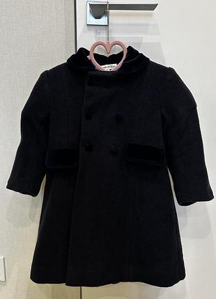 Прекрасне класичне дитяче пальто в темно-синьому кольорі для дівчинки. має ідеальний стан.