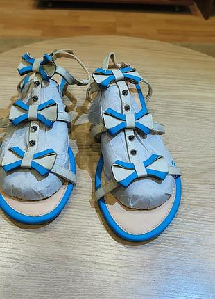 Босоножки с бантиками