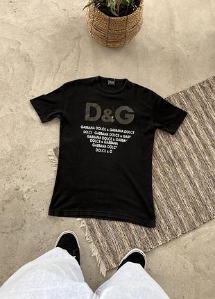 Вінтажна футболка dolce gabbana з великим логотипом на грудях приталеного крою