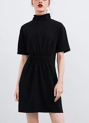 Черное платье миди zara с высоким горлом и акцентом на талии