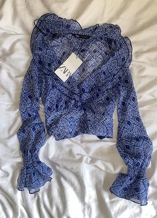 Блуза топ zara з рюшами нова блакитного кольору з принтом