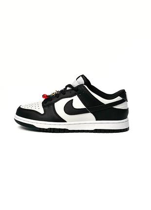 Nike sb dunk
“black/white cherry charms” 🍒
