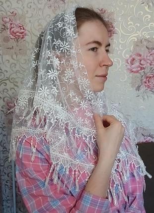 Белый свадебный платок с кружевным кантом, бахромой и ручной вышивкой стразами