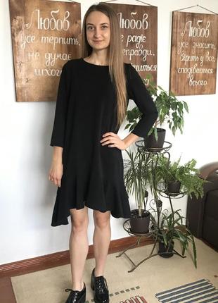 Ошатне чорне плаття з воланом знизу