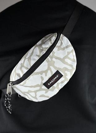 Сумка через плече/на пояс eastpak spinger ek074 chuppachop 2l у світло-бежевому кольорі.