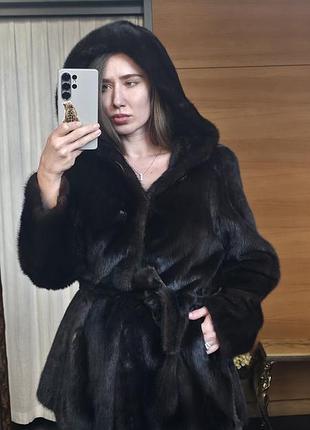 Норковая шуба укороченная с капюшоном с поясом коричневая стильная