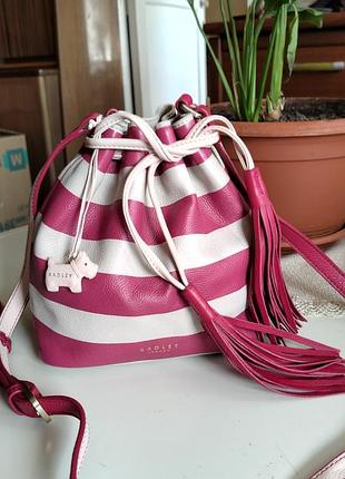 Жіноча сумка-мішок через плече radley london berry nice у кольорі fuchsia pink.