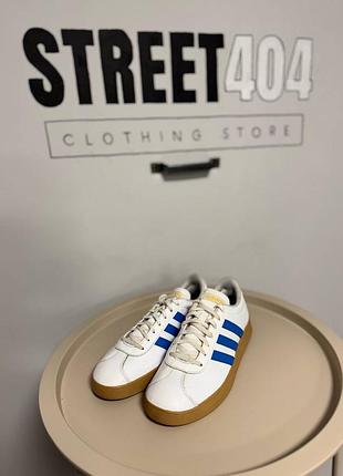 Adidas кросівки шкіряні / білі з синіми полосками / gum sole