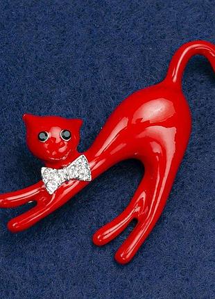 Брошь котик акрил красного цвета, с белыми стразами, серебряный металл 66х41мм