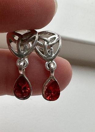 Сережки з червоною вставкою-каменем