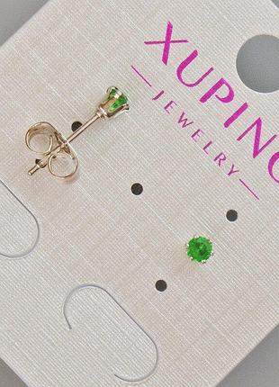 Серьги пусеты xuping с зеленым кристаллом d-3,5мм+- родий