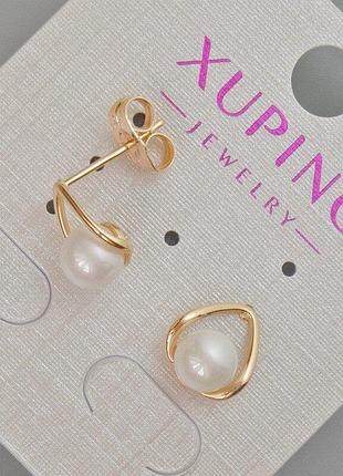 Серьги пусеты xuping с белой бусиной d-10х9мм+- позолота 18к