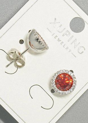 Сережки пусети xuping з червоним кристалом та білими стразами, кругла оправа d-9,5мм родій