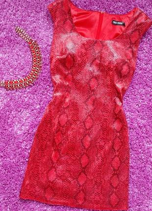 Красное коротенькое платье со змеиным принтом