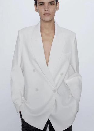 Стильний двобортний білий жакет zara