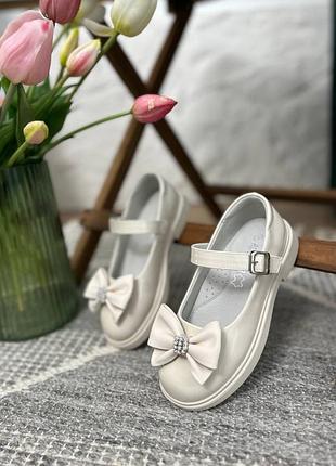 Нарядні лакові туфлі для дівчинки