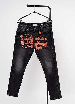 Стильні, чоловічі джинси від pull&bear у чорному кольорі з яскравим, графічним принтом спереду