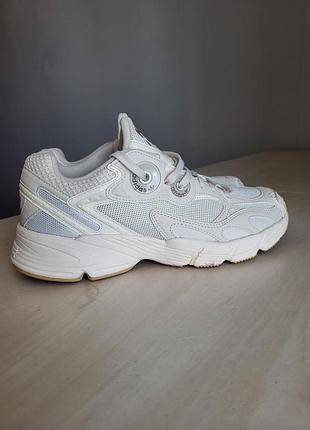 Кросівки adidas  стан нових