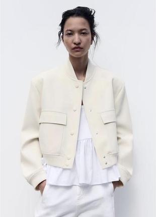 Неймовірно стильний молочний бомбер zara