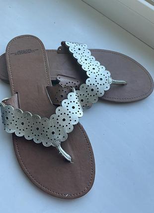 Це жіночі сандалі-в'єтнамки inuovo, модель 8343 lasercut у кольорі pewter.