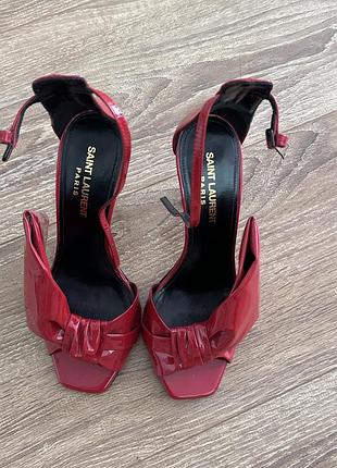 Жіночі босоніжки, відомого італійського бренду saint laurent, оригінал. лакована шкіра, високий підбор