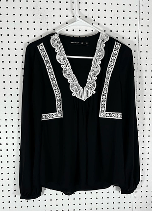 Блуза karen millen черного цвета с кружевом белого цвета