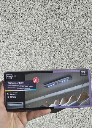 Светодиодный светильник с датчиком движения livarno home 6 led — на батарейках, холодный свет