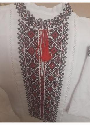Вышиванка очень красивая, вишневая с черным и серым.быт отойтой 3 раза.
