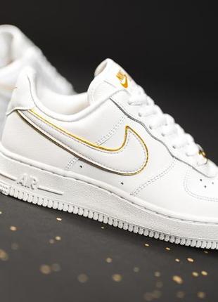 Кроссовки женские nike air force 1 07 essential белые/золотые (найк аир форс, кросівки)