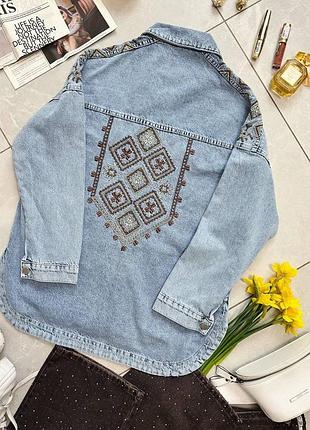 Джинсова куртка-сорочка з вишивкою