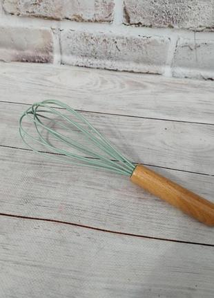 Кухонный венчик kitchenware силикон с бамбуковой ручкой 20 см бирюзовый