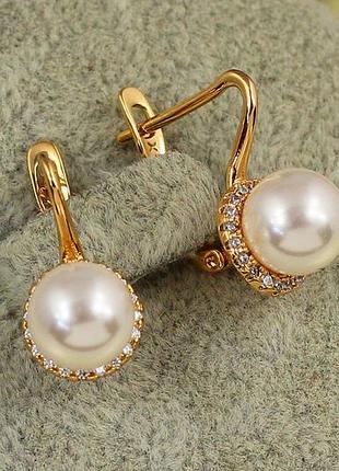 Серьги xuping jewelry жемчуг с фианитами по кругу 1,7 см золотистые love-shopping