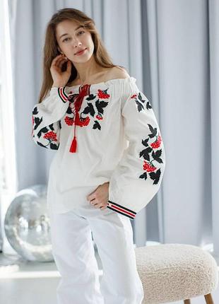 Блузка біла з вишивкою калина