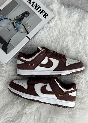 Dunk low sail/ red sepia-metallic gold