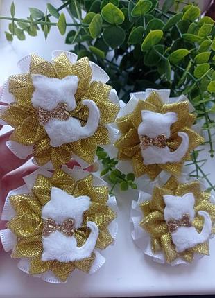 Белые бантики с котиками