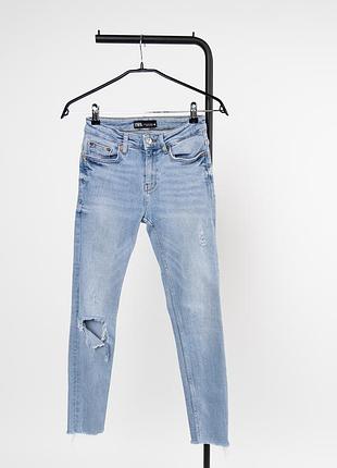 Жіночі джинси від zara у світлому денімі (light wash). мають стильний, зістарений ефект (distressed) із потертостями та розривом на коліні