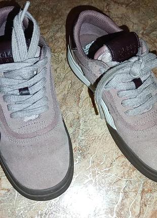 Эти кроссовки clarks для девочек – стильный и удобный выбор для маленьких девочек.