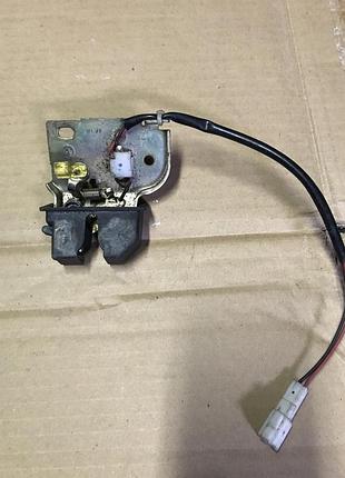 Замок крышки багажника для mazda 323 ba. седан.