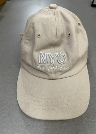 Бейсболка бежевого кольору з вишитим написом "nyc new york city"