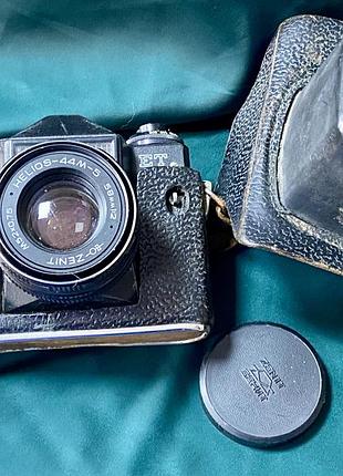 Фотоапарат. зеніт- ет з обʼєктивом helios 44m-5