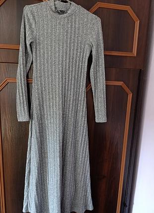 Стильна довга в'язана сіра сукня zara
